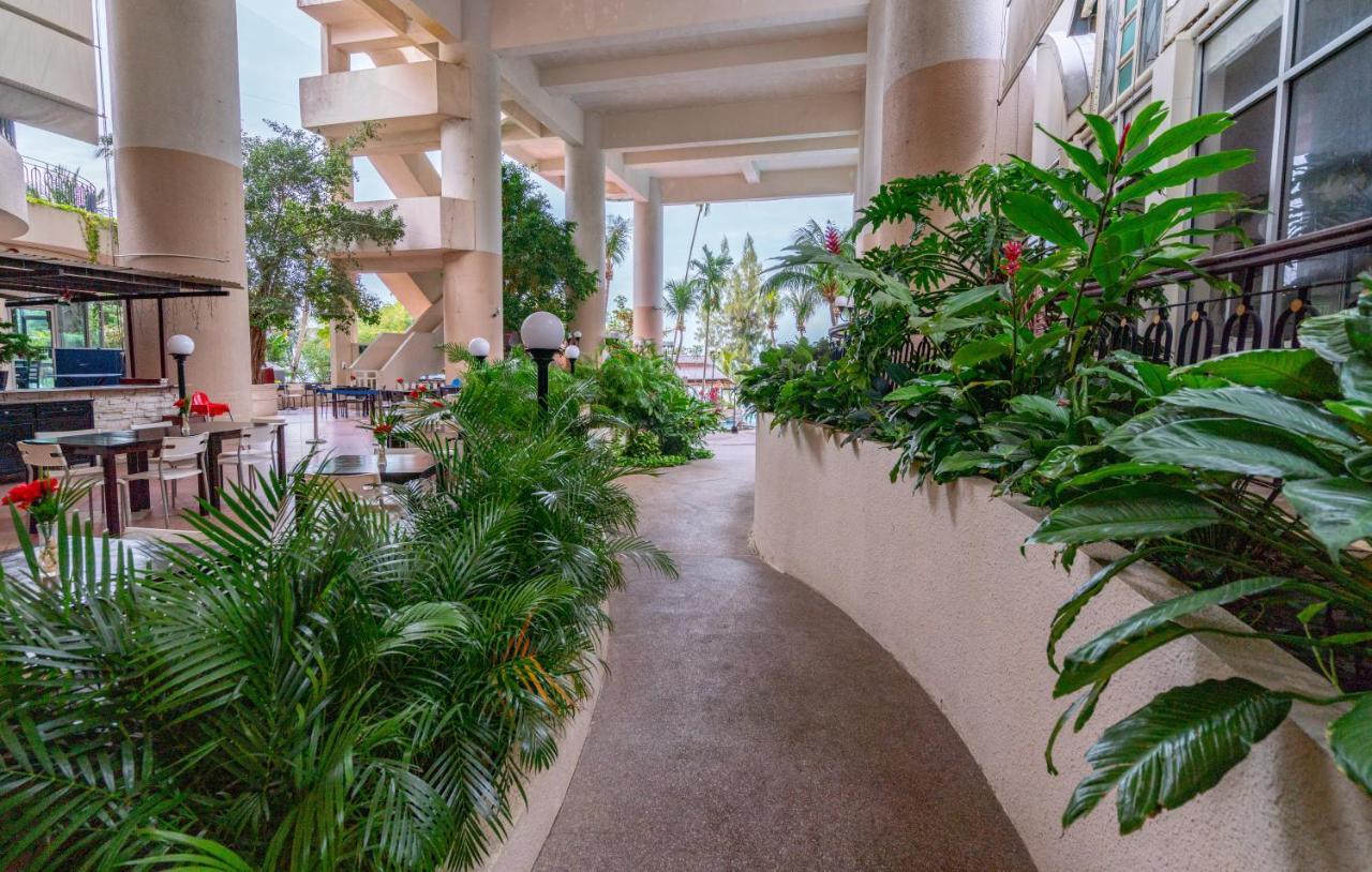 Romantic Couple Suite + Beach-Front Balcony Tanjung Bungah  Eksteriør bilde
